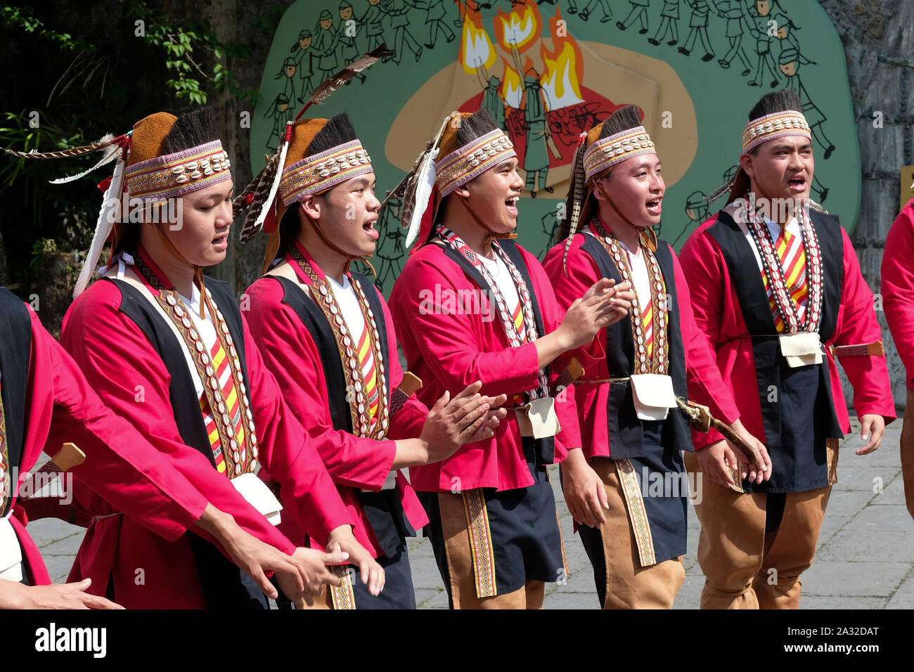 Lied und Tanz Feier der roten und blauen - robed Tsou Stamm bei der tsou Mayasvi Fest rund um den Kuba, Haus der Begegnung des Stammes im Dorf Tefuye in der alishan Berge. Wichtigste Zeremonie, alle Mitglieder des Stammes, Hand-in-Hand und von den Ältesten, Tanz und Liedern zum Lob der Gott des Krieges singen und singen die Heldentaten ihrer Vorfahren. in der Nähe der Stadt Chiayi, Taiwan, Asien Stockfoto