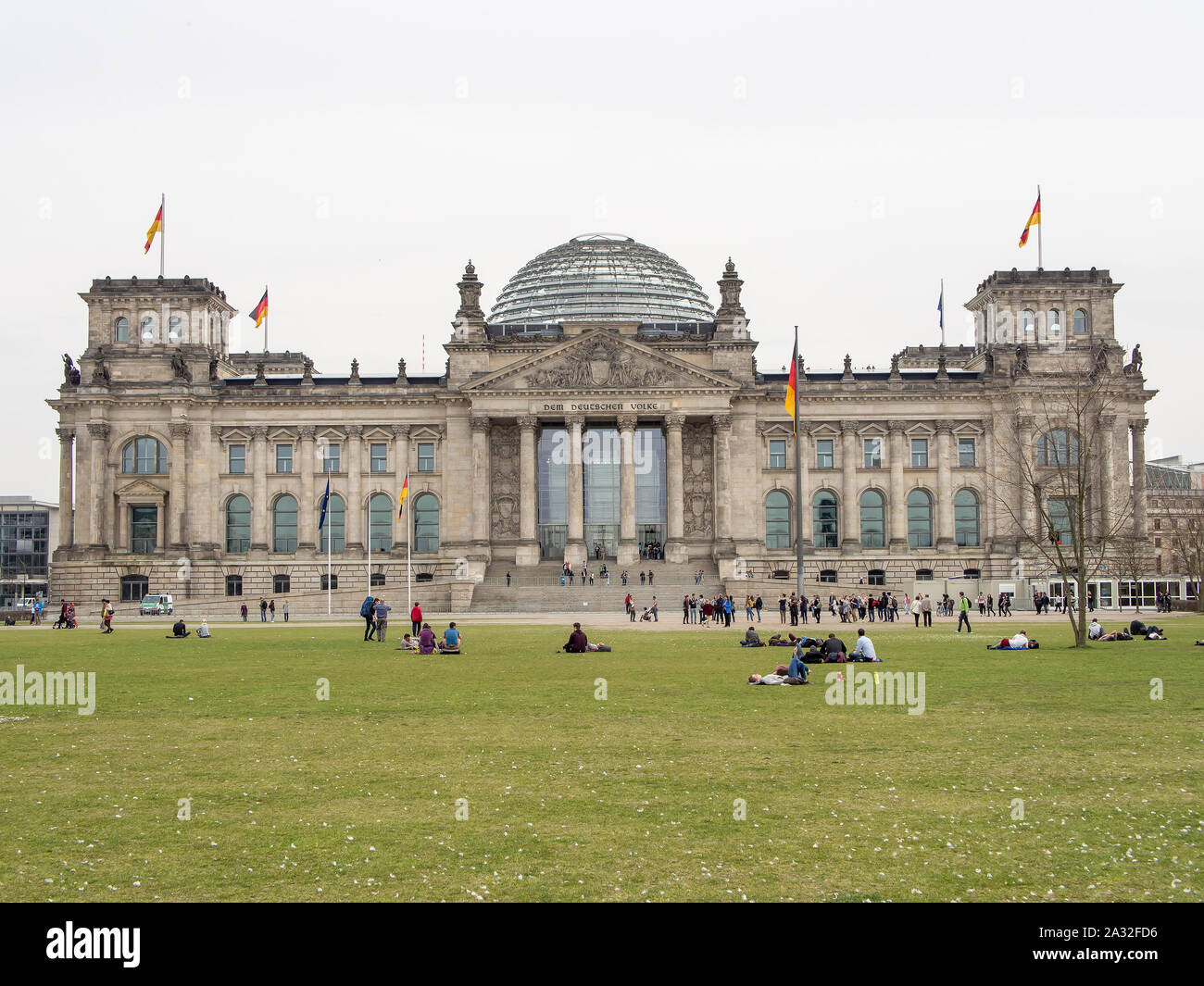 BERLIN, DEUTSCHLAND - 4 April 2016: Touristen vor der Berliner Reichstag, Sitz des deutschen Parlaments Bundestag Stockfoto