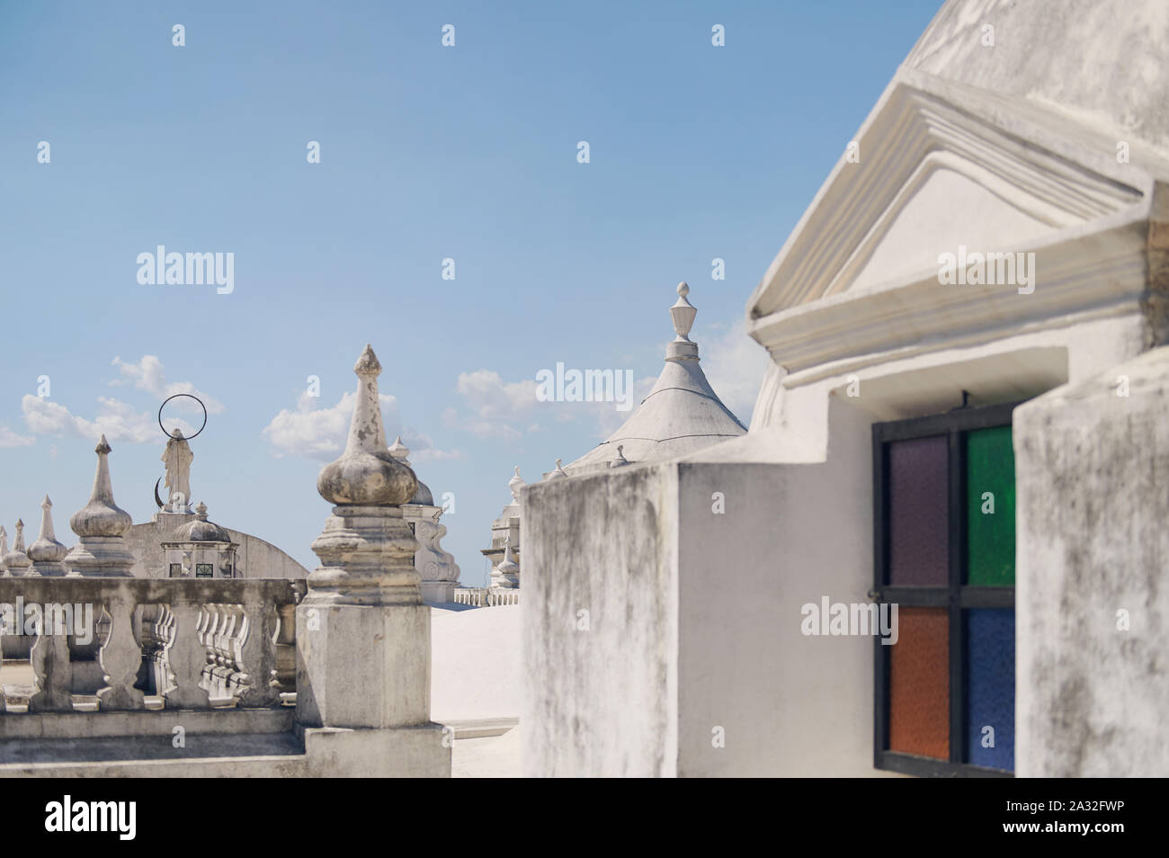 Reisen in Nicaragua Thema. Weißes Dach in Leon Kirche auf blauen Himmel Hintergrund Stockfoto