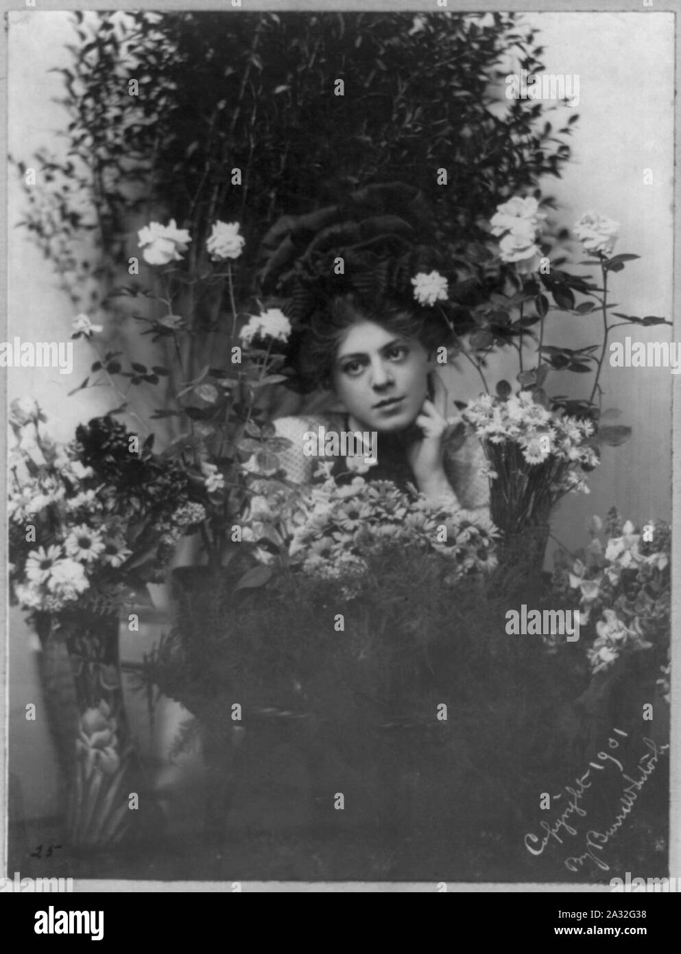 Hand unter dem kinn Schwarzweiß-Stockfotos und -bilder - Alamy