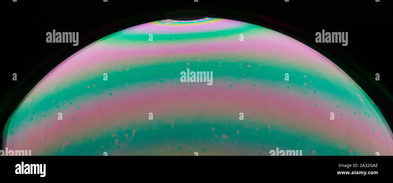 Grüne Linien auf Soap Bubble Oberfläche Makro Nahaufnahme Stockfoto