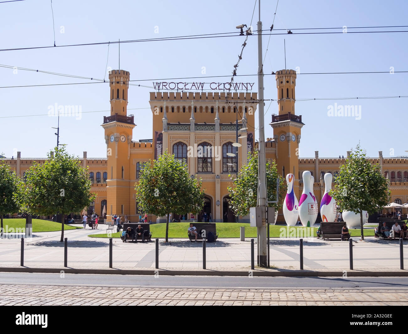 WROCLAW, Polen - 15. AUGUST 2017: Breslau Hauptbahnhof mit Stiften und Touristen Stockfoto