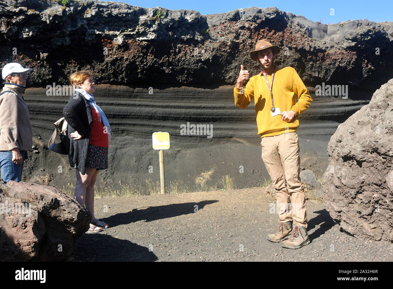 Innere des Kraters der Auvergne Vulkan Lemptegy offen für Tourismus mit Führung Stockfoto