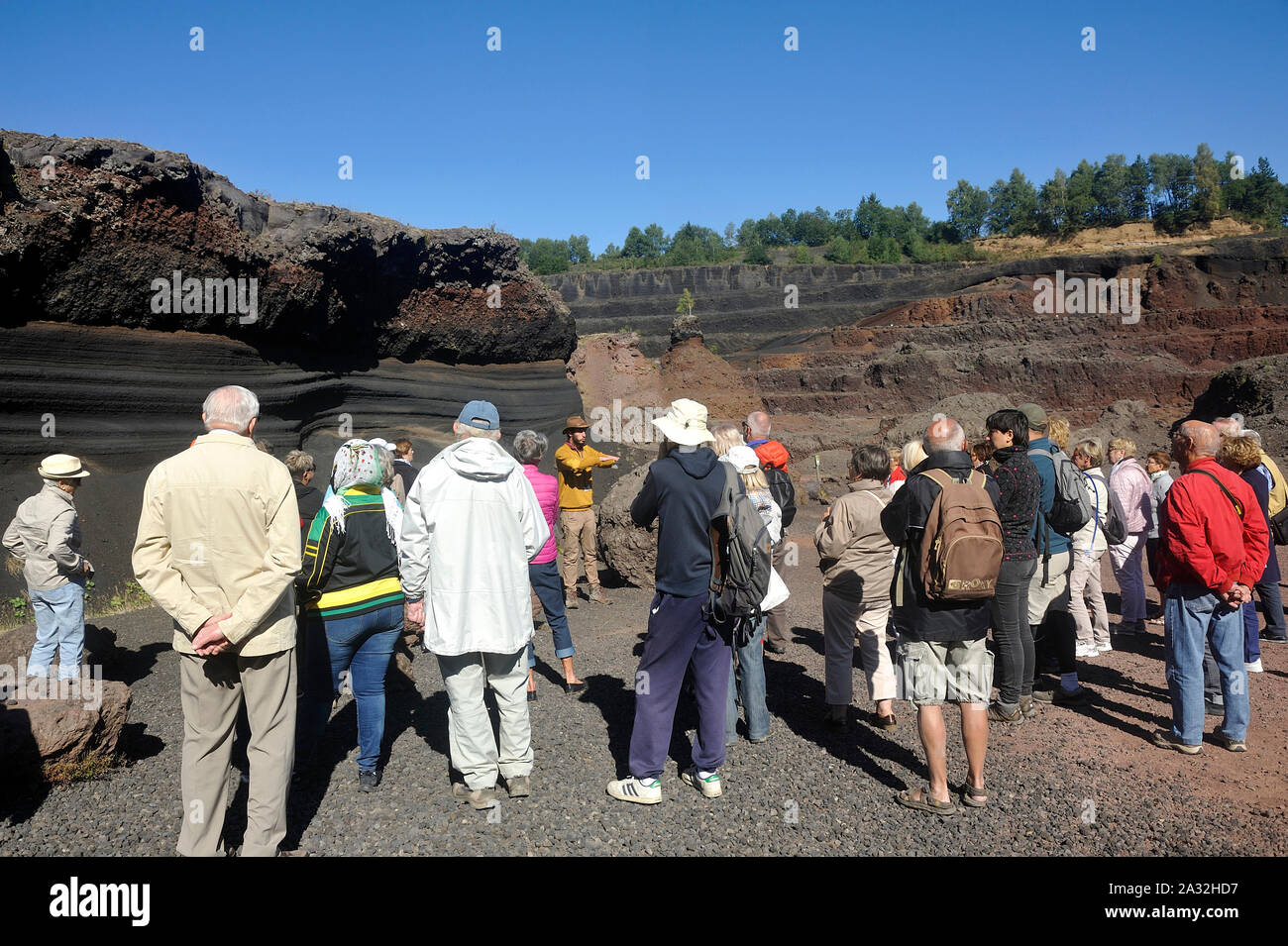 Innere des Kraters der Auvergne Vulkan Lemptegy offen für Tourismus mit Führung Stockfoto