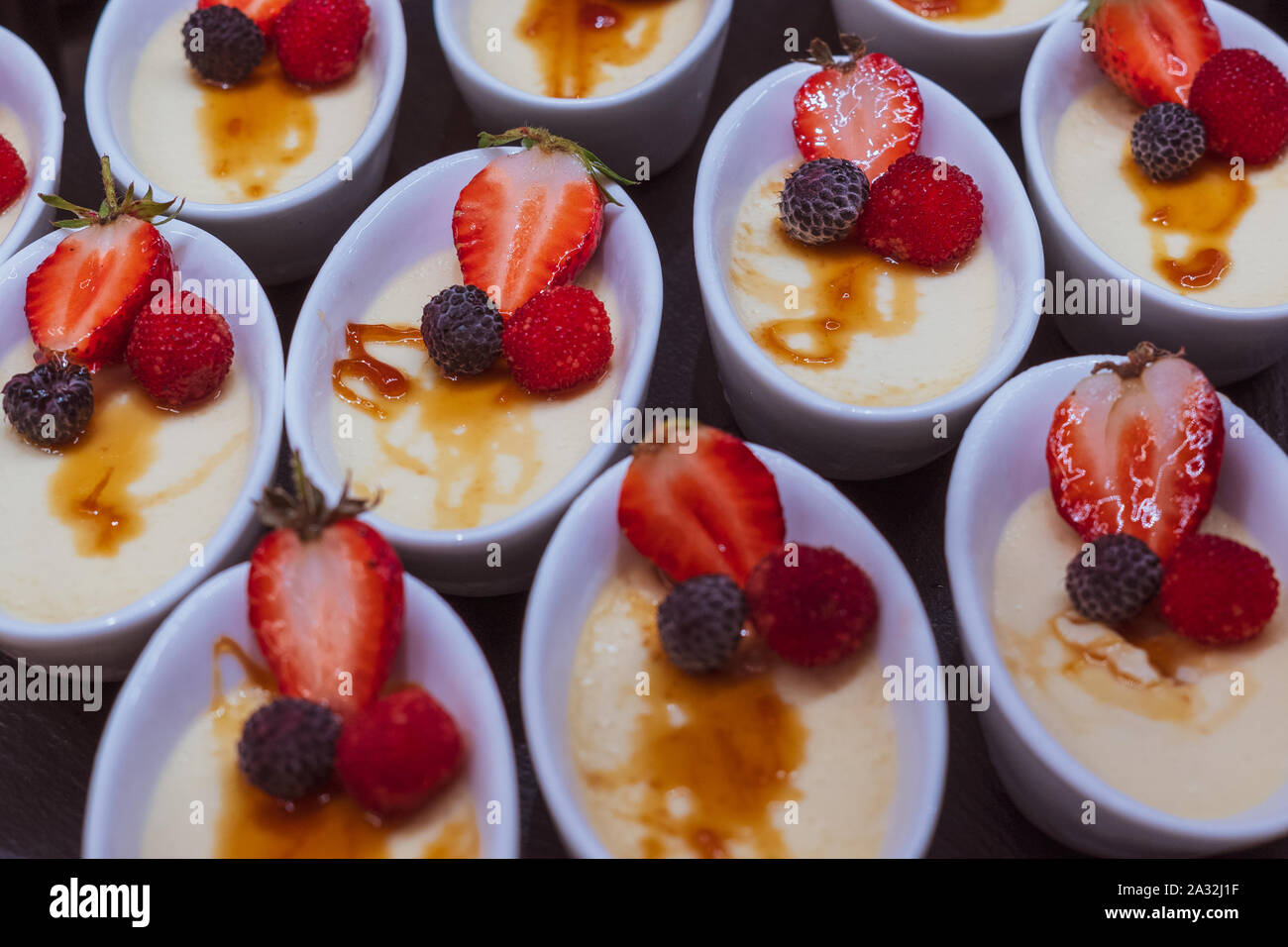 Strawberry Dessert in eine ovale Schale Stockfoto