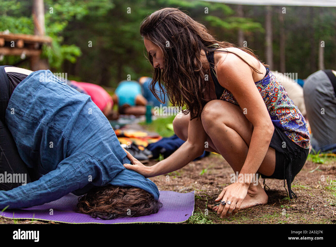 Eine junge und eingedenk der kaukasischen Frau gesehen wird, ihr die Hände auf den Kopf einer Person Verehrung heiliger Boden bei einem Rückzug feiern Erleuchtung. Stockfoto Eine junge und eingedenk der kaukasischen Frau gesehen wird, ihr die Hände auf den Kopf einer Person Verehrung heiliger Boden bei einem Rückzug feiern Erleuchtung. Stockfoto
