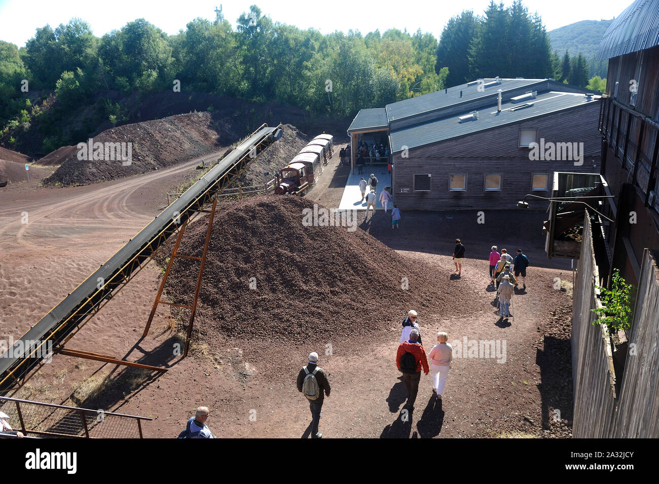 Innere des Kraters der Auvergne Vulkan Lemptegy offen für Tourismus mit Führung Stockfoto