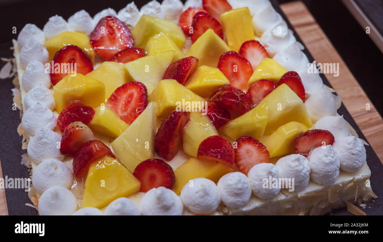 Erdbeeren und Ananas mit Sahne gemischt Stockfoto