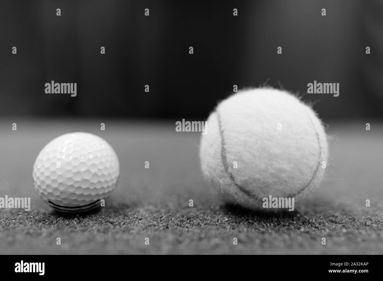 Golf Ball und Tennis Ball auf dem Boden geschossen in Schwarz und Weiß Stockfoto