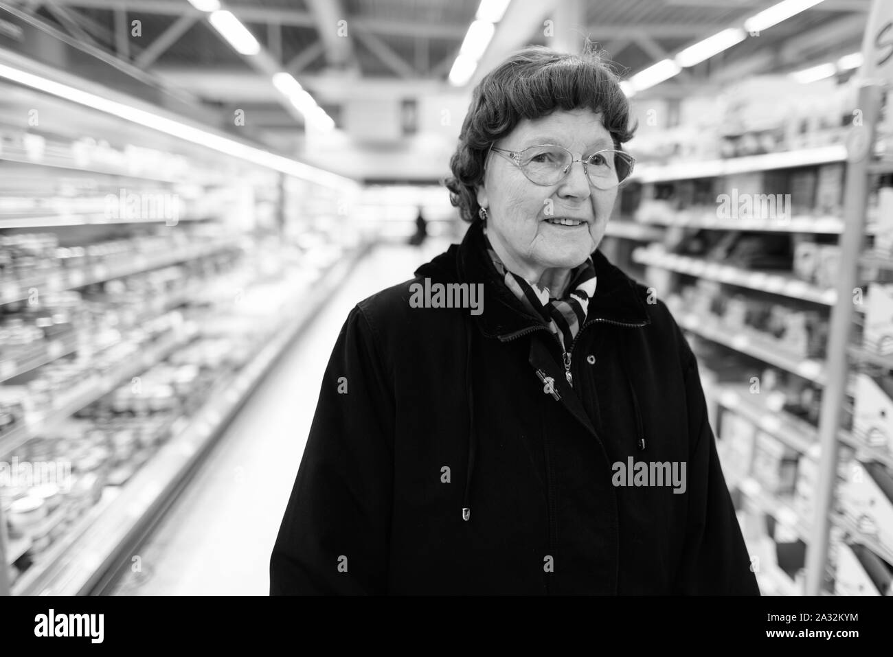 Schöne ältere Frau, die Einkaufen im Supermarkt Stockfoto