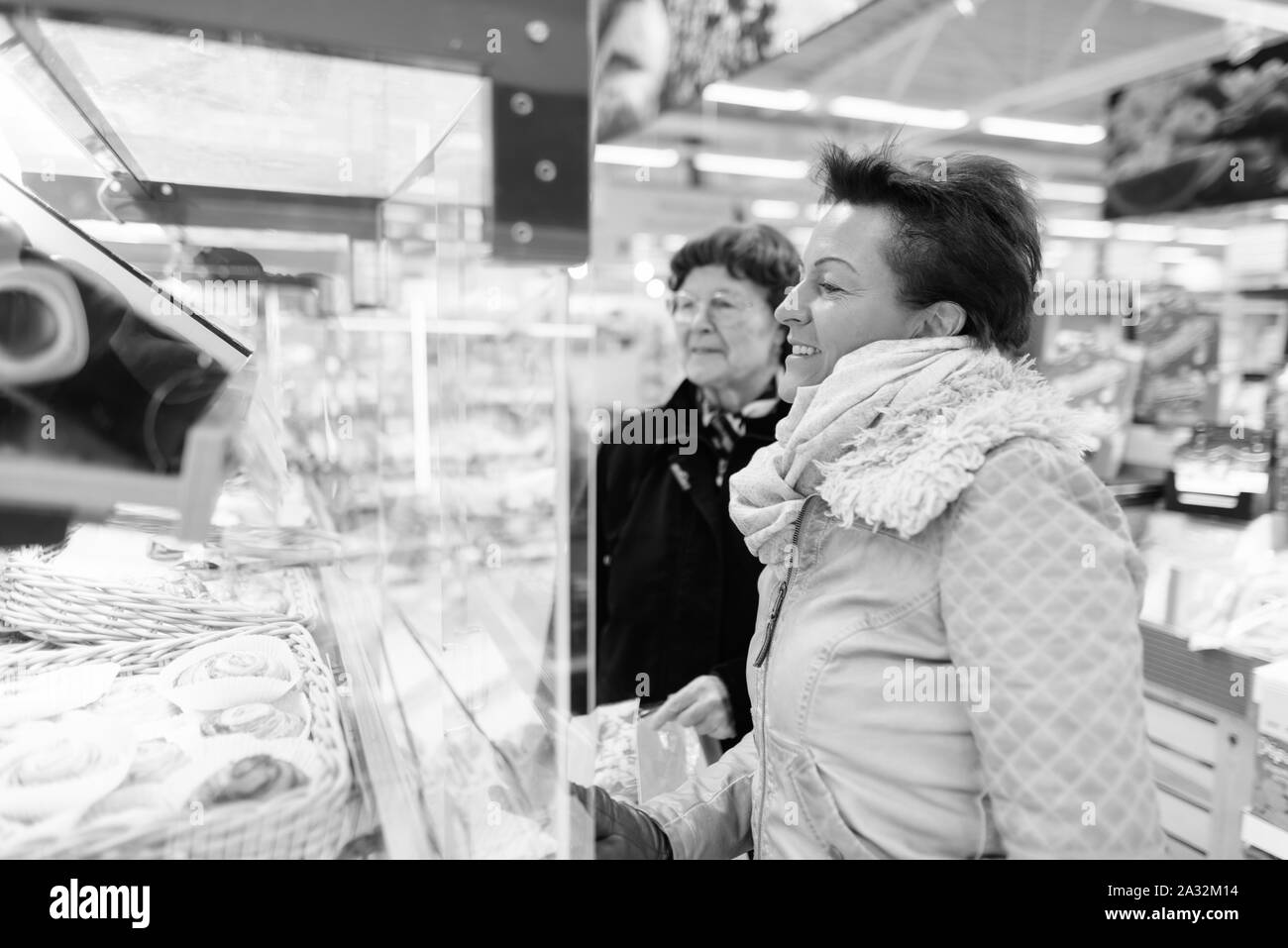 Ältere Frau und reife Frau Einkaufen im Supermarkt zusammen Stockfoto