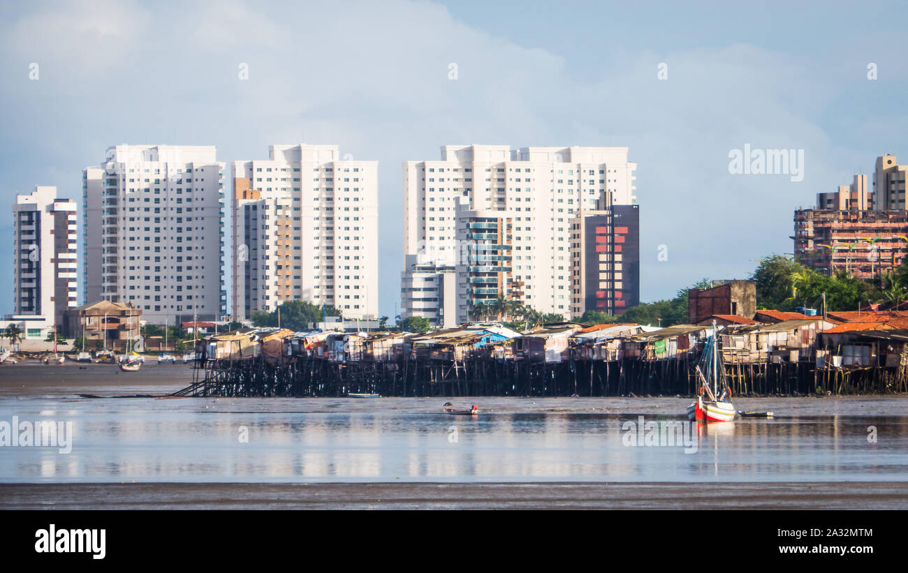 Gegensatz zwischen Armen und Reichen Nachbarschaft, die Ungleichheit zwischen Favelas und Luxus. Stockfoto