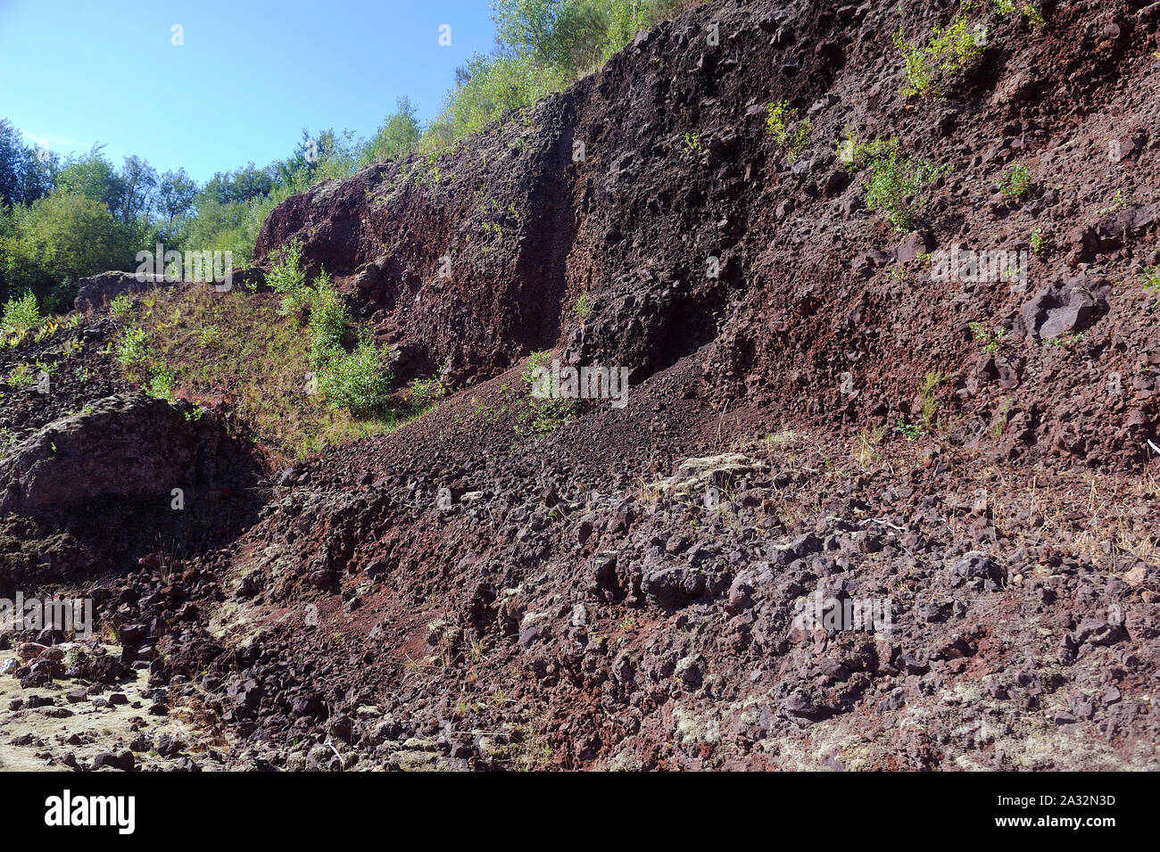 Innere des Kraters der Auvergne Vulkan Lemptegy offen für Tourismus mit Führung Stockfoto