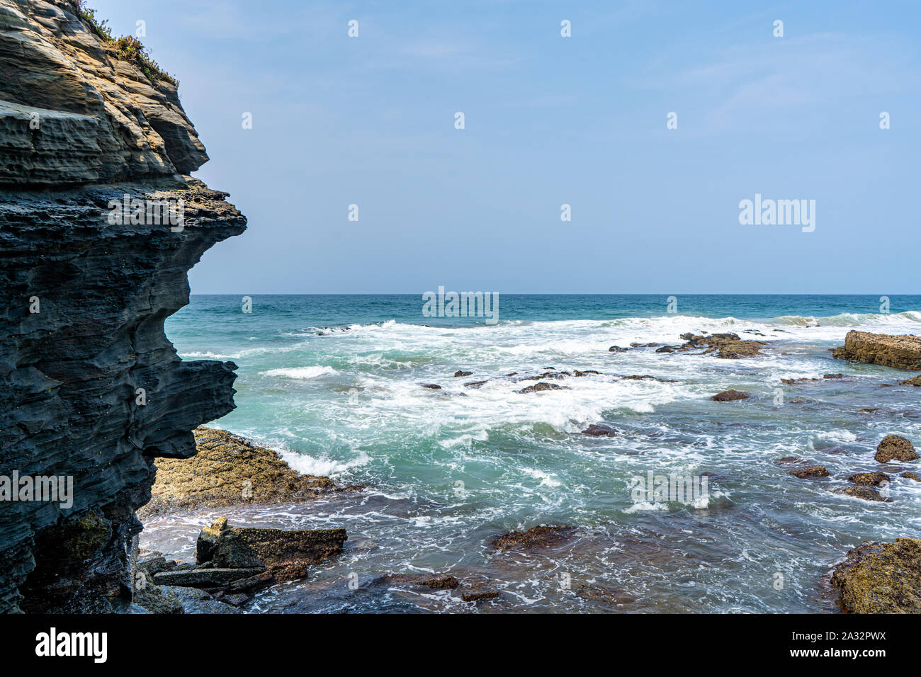 Blick auf das Meer und die Felsen am Strand an der Dolphin Coast in Durban, Südafrika. Stockfoto