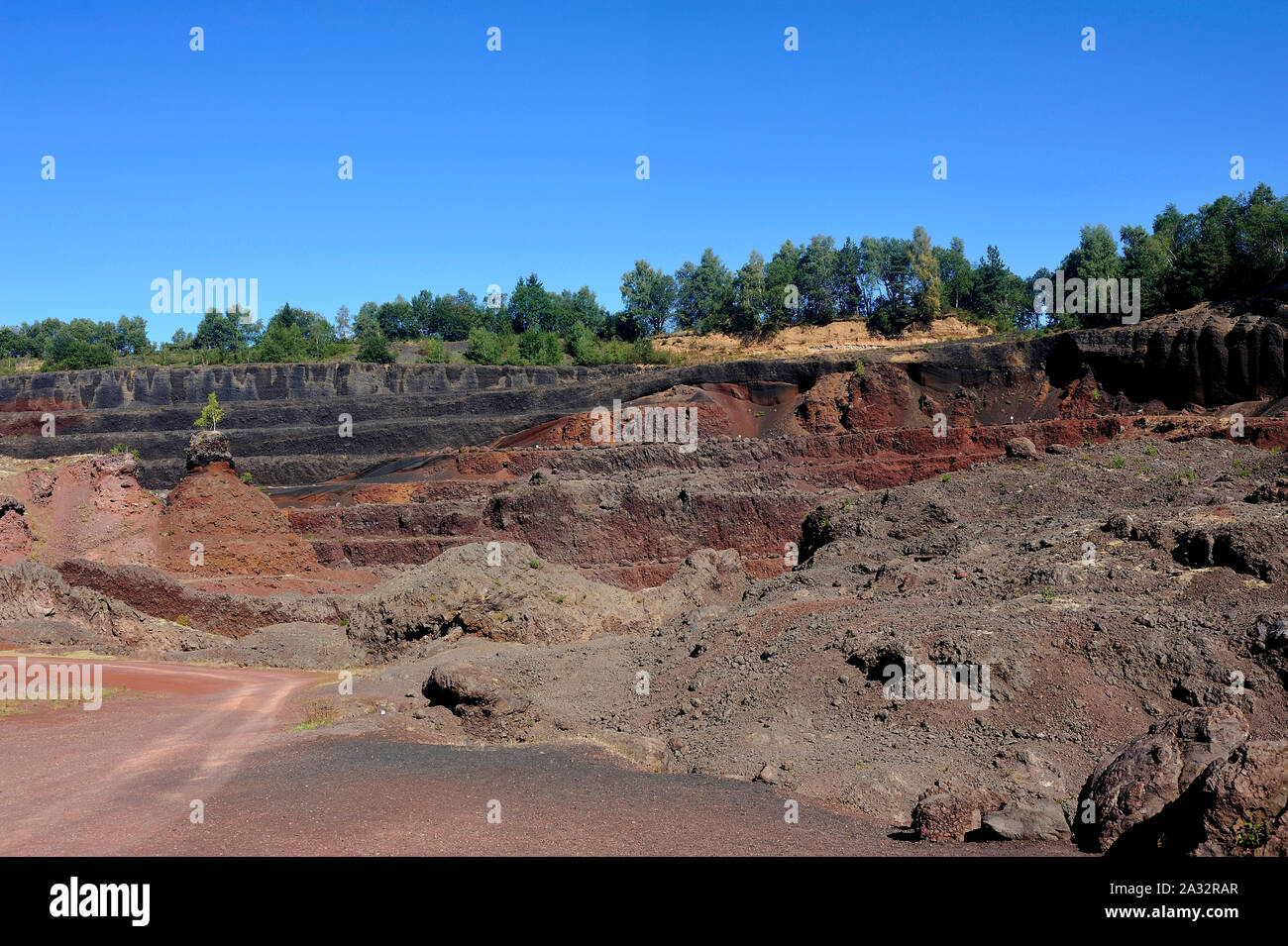 Innere des Kraters der Auvergne Vulkan Lemptegy offen für Tourismus mit Führung Stockfoto