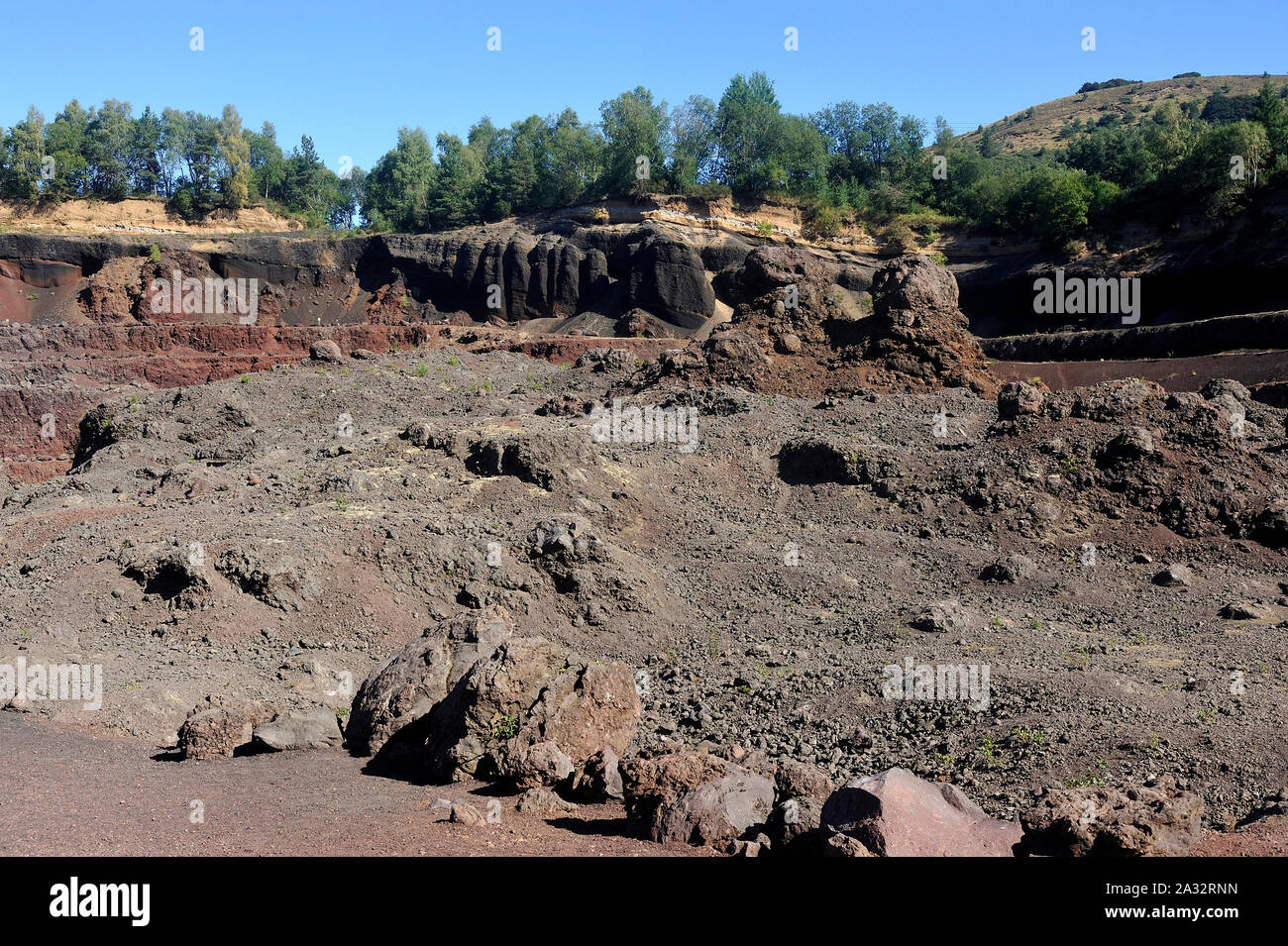 Innere des Kraters der Auvergne Vulkan Lemptegy offen für Tourismus mit Führung Stockfoto