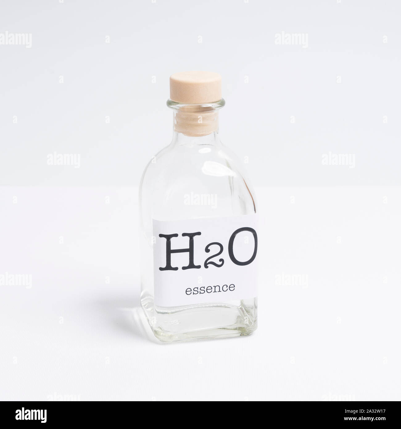 Eine Flasche aus Glas, H2O Essenz Stockfoto
