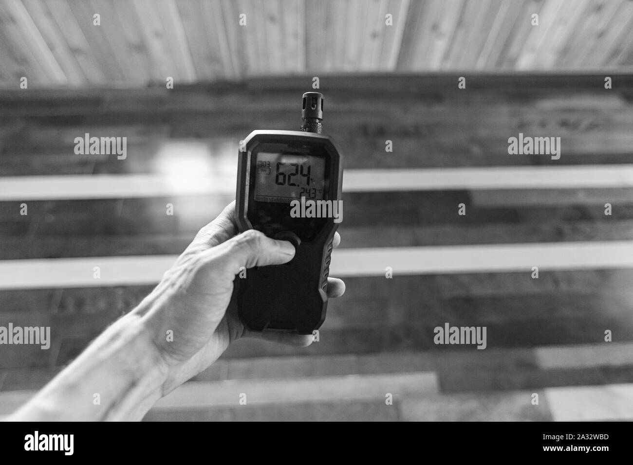 Eine Sicht- und Monochrom geschossen von einem Mann mit einem Indoor Air Monitoring Device, Kohlenmonoxid und Partikel in einem Gebäude zu erkennen. Stockfoto