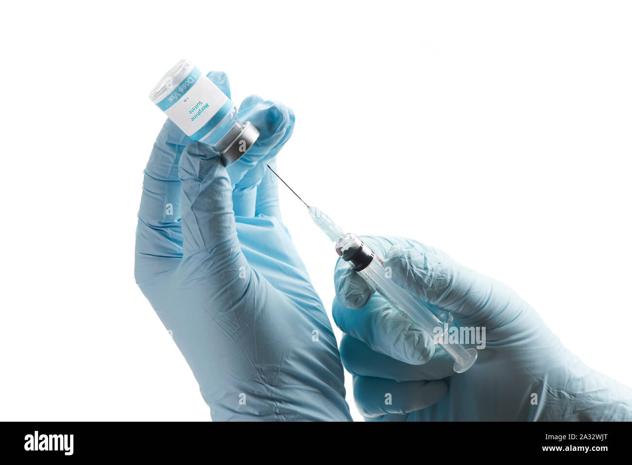 Haemophilis virus Impfstoff, der Durchstechflasche in die Spritze aufgezogen. Stockfoto