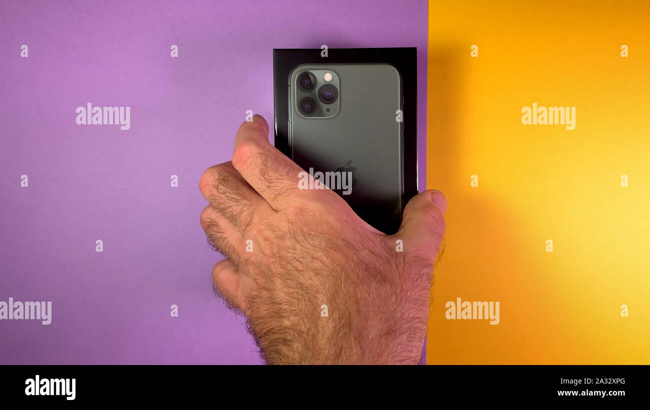 Paris, Frankreich, 20.September 2019: Mann hand Auspacken Auspacken der neuen neueste Computer von Apple iPhone 11 Pro und 11 Pro Max Smartphone triple-Kamera und neue Technologie Bionic CPU Stockfoto
