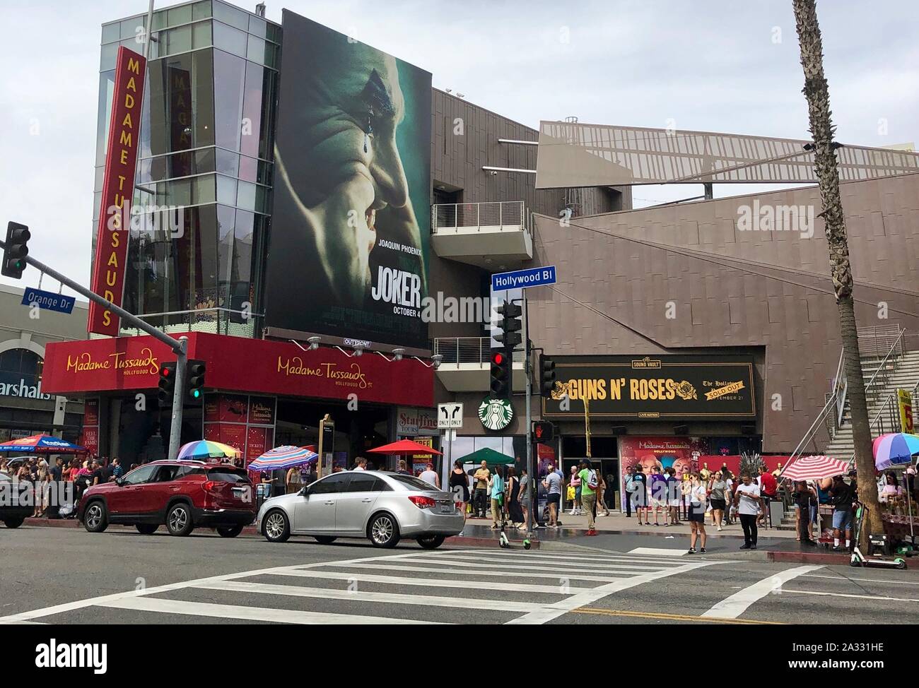 September 22, 2019: Joker Film Plakat hinter dem Hollywood Blvd Zeichen, neben Waffen und Rosen. Fotograf: Amy KatzZuma drücken, Hollywood, Kalifornien, USA NEUE, (Credit Bild: © Amy KatzZUMA Draht) Stockfoto