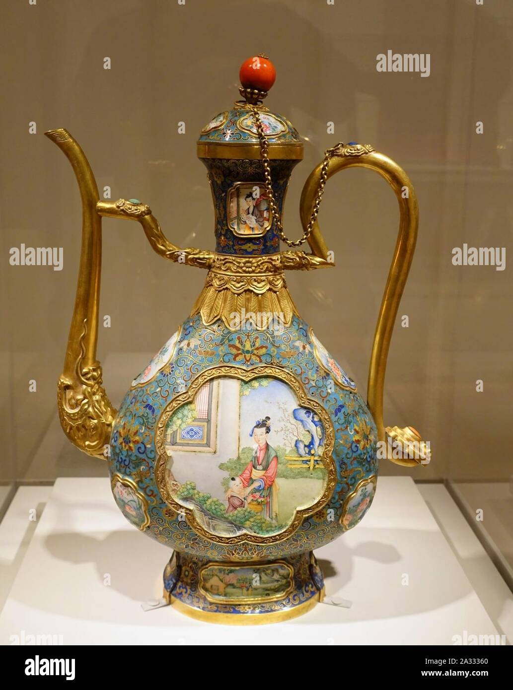 Ewer mit Lady und Junge im Garten, China, Imperial Workshop, Peking, Qianlong Periode, wahrscheinlich 1760 -1770 s AD, cloisonne, lackiert Emaille, Kupfer und Gold Legierung, Korallen, etc. - Stockfoto