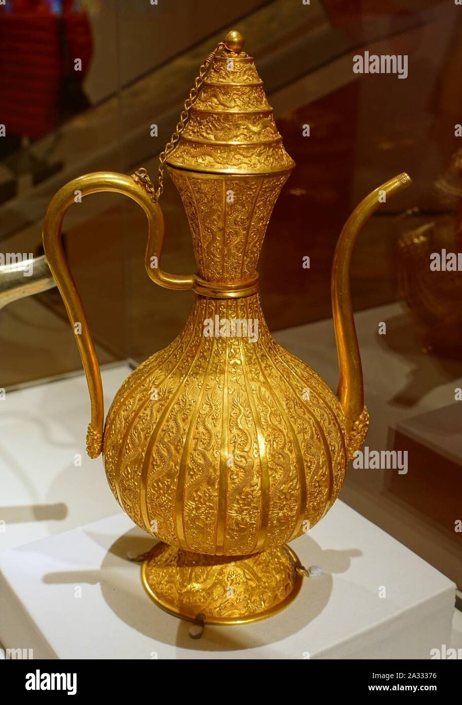 Ewer mit Drachen und Wolken, China, wahrscheinlich Imperial Workshop, Peking, Qianlong Periode, 1736-1795 AD, gold Legierung - Stockfoto