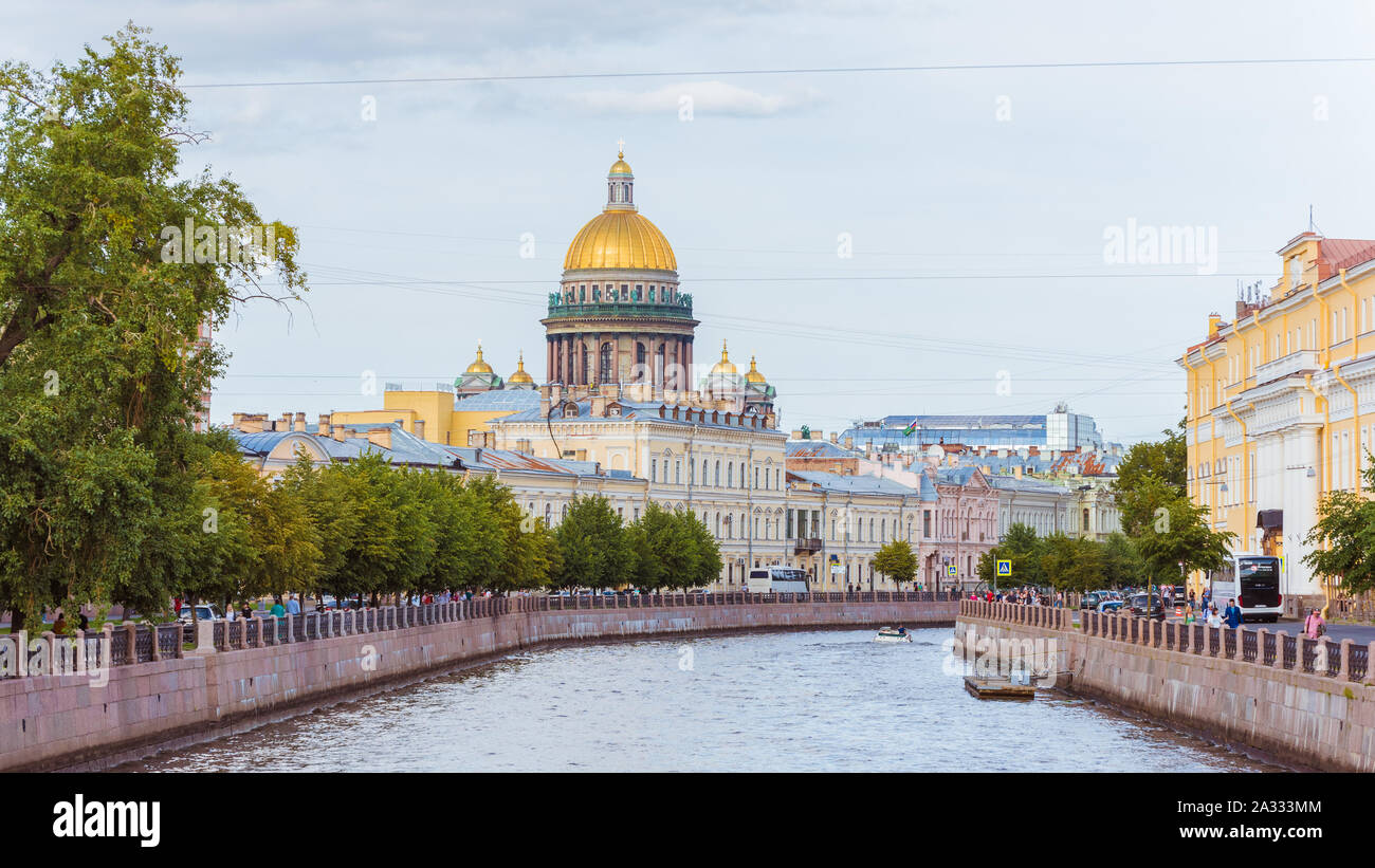 Sankt Petersburg, Russland - 18. August 2019: St. Isaak Kathedrale und den Fluss Moyka. Die Kathedrale ist eine der wichtigsten touristischen Attraktionen der Stadt. Stockfoto
