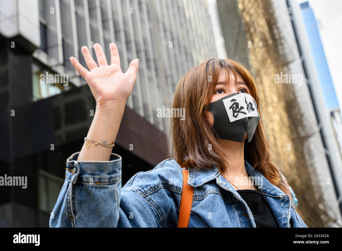 Hong Kong. Vom 4. Oktober 2019. Tausende von Geschäftsleuten in Central Hongkong und während der Mittagspause zogen durch die Innenstadt versammelt, um gegen die Verwendung von Emergency Power das Tragen von Masken bei Demonstrationen zu verbieten, zu protestieren. Die demonstranten Hände erhoben werden, wie Sie singen "Fünf Nachfragen und nicht ein Weniger." Stockfoto