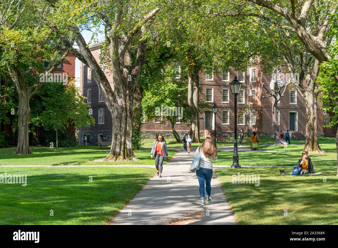 PROVIDENCE, Rhode Island/USA - 30. SEPTEMBER 2019: Unidentfied Einzelpersonen, und an der Universität Halle auf dem Campus der Brown University. Stockfoto