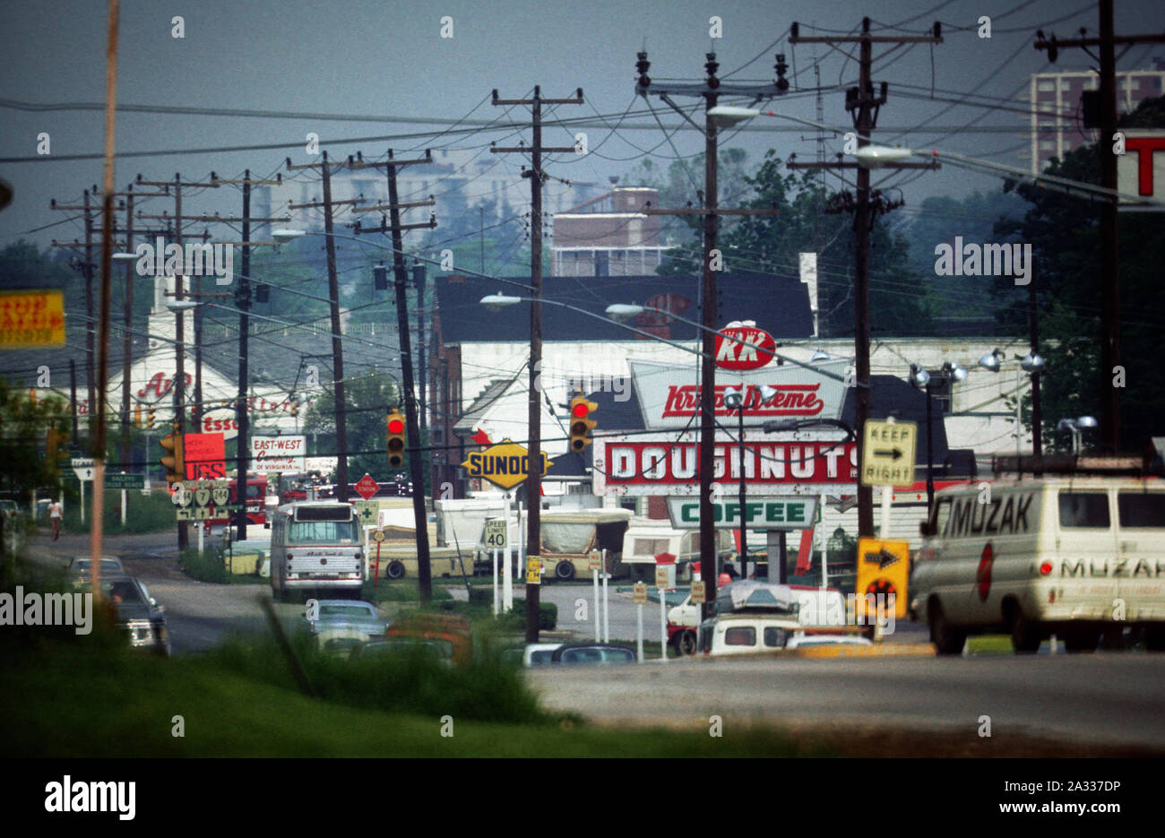 Eine 27,7 MG BILD VON: visuelle Verschmutzung in der 1970er Jahre ist Baileys Cross Roads Foto von Dennis Brack B2 Stockfoto