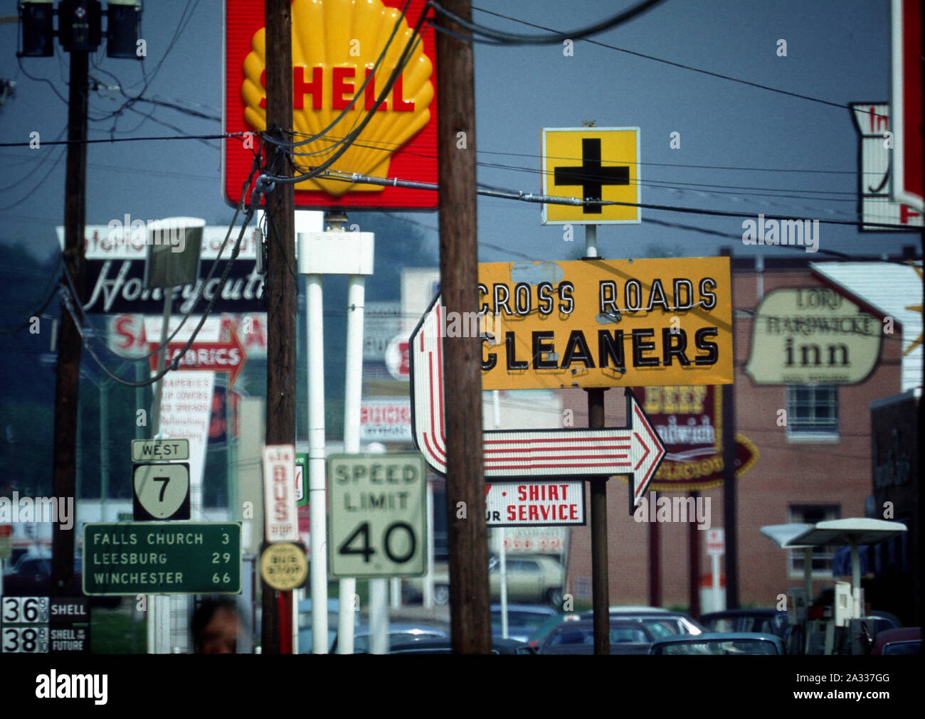 Eine 27,7 MG BILD VON: visuelle Verschmutzung in den 70er Jahren Falls Church, Virginia Mai 1972 Foto von Dennis Brack B2 Stockfoto