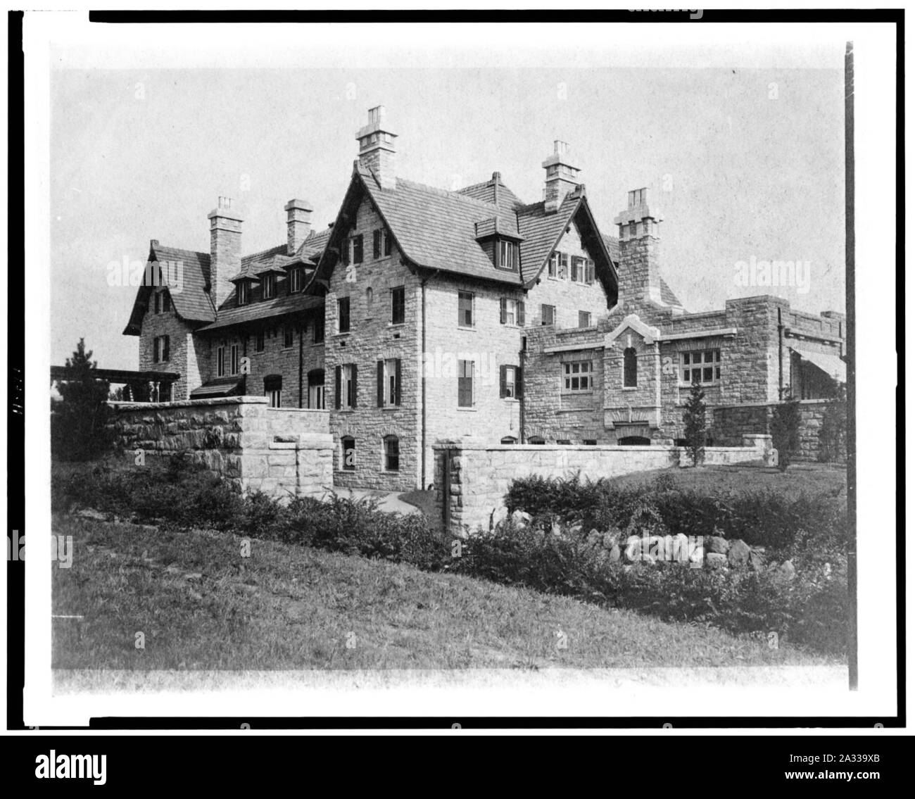 Außenansicht von hinten und von der Seite der Startseite von Edmund Cogswell Converse, Greenwich, Connecticut Stockfoto