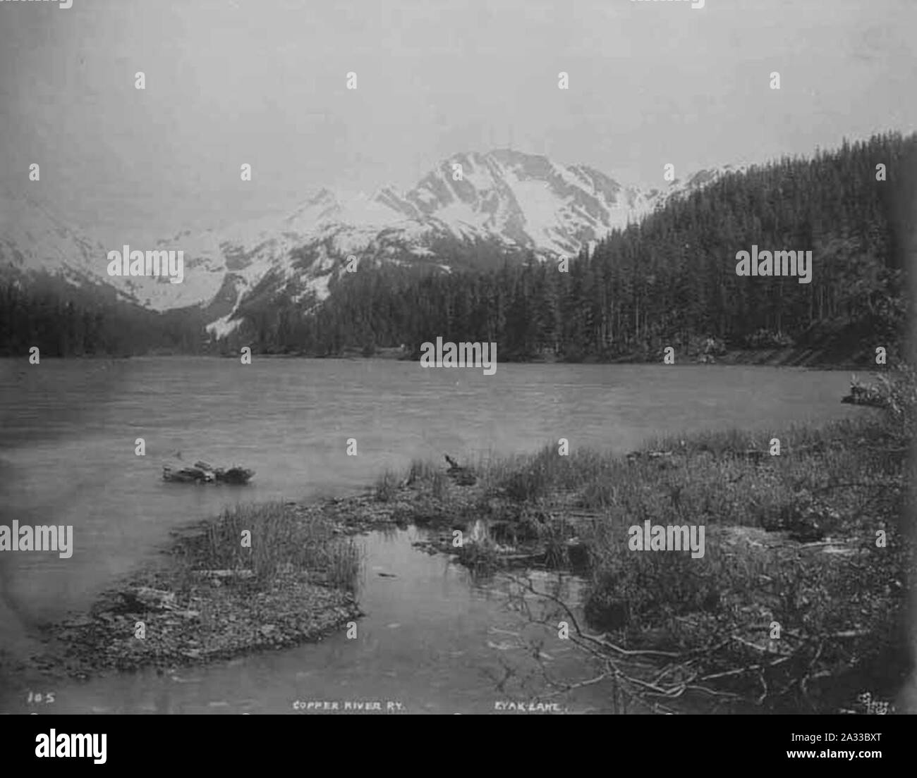 Eyak See mit schneebedeckten Bergen im Hintergrund 1908 HEGG (753). Stockfoto