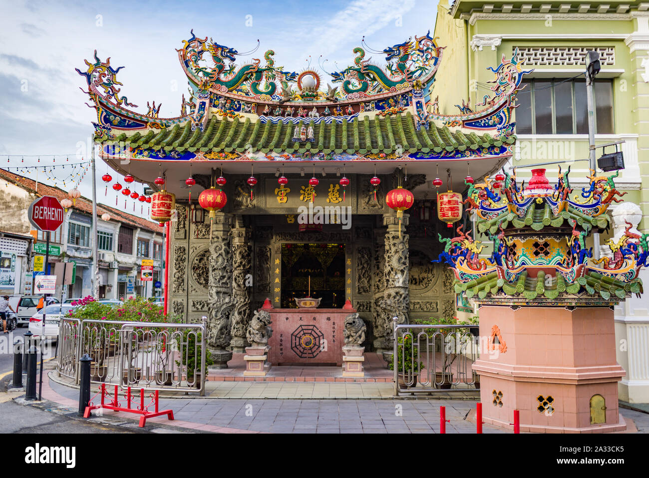 Penang, Malaysia, 09. August 2015: Yap Kongsi Tempel an der Ecke der beliebten Reiseziel Armenian Street. Stockfoto