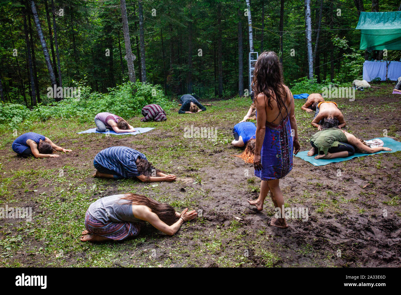 Eine mystische kulturellen Führer tragen traditionelle native Kleid gesehen wird, gehen unter den Menschen zu beten, in der Nähe der Erde, sitzen nach vorne gebogen mit Kopf zu Boden. Stockfoto Eine mystische kulturellen Führer tragen traditionelle native Kleid gesehen wird, gehen unter den Menschen zu beten, in der Nähe der Erde, sitzen nach vorne gebogen mit Kopf zu Boden. Stockfoto