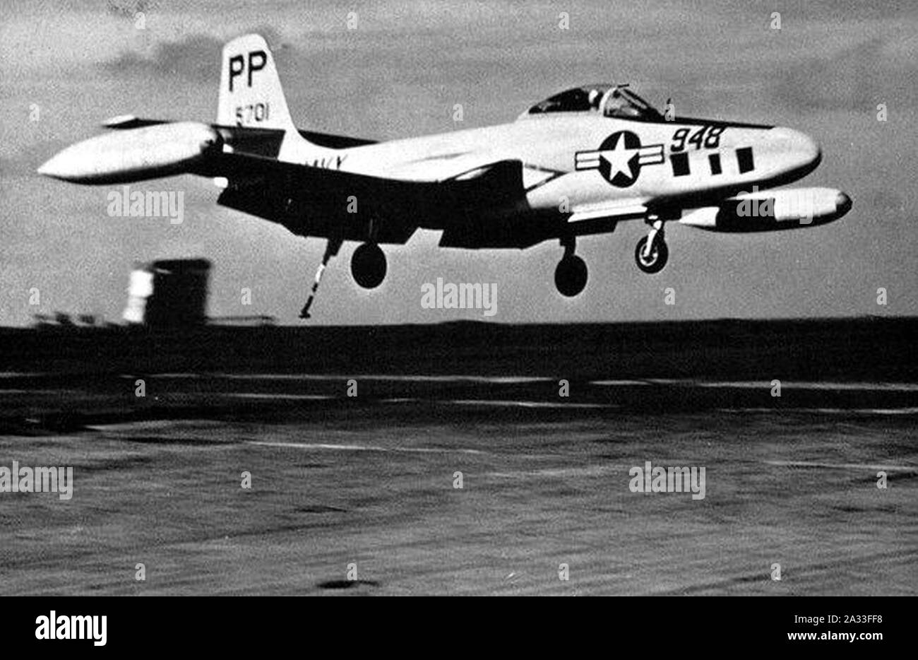 F2H-2P der VFP-61 Landung auf der USS Ticonderoga (CVA-14) c 1957. Stockfoto