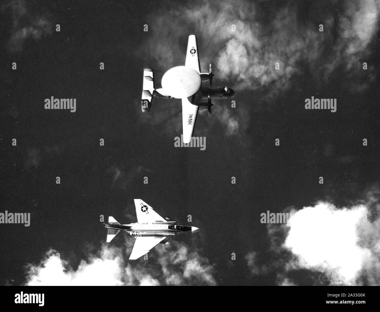 F-4B Phantom der VF-213 und VAW-114 E-2 ein Hawkeye aus Vietnam 1968. Stockfoto