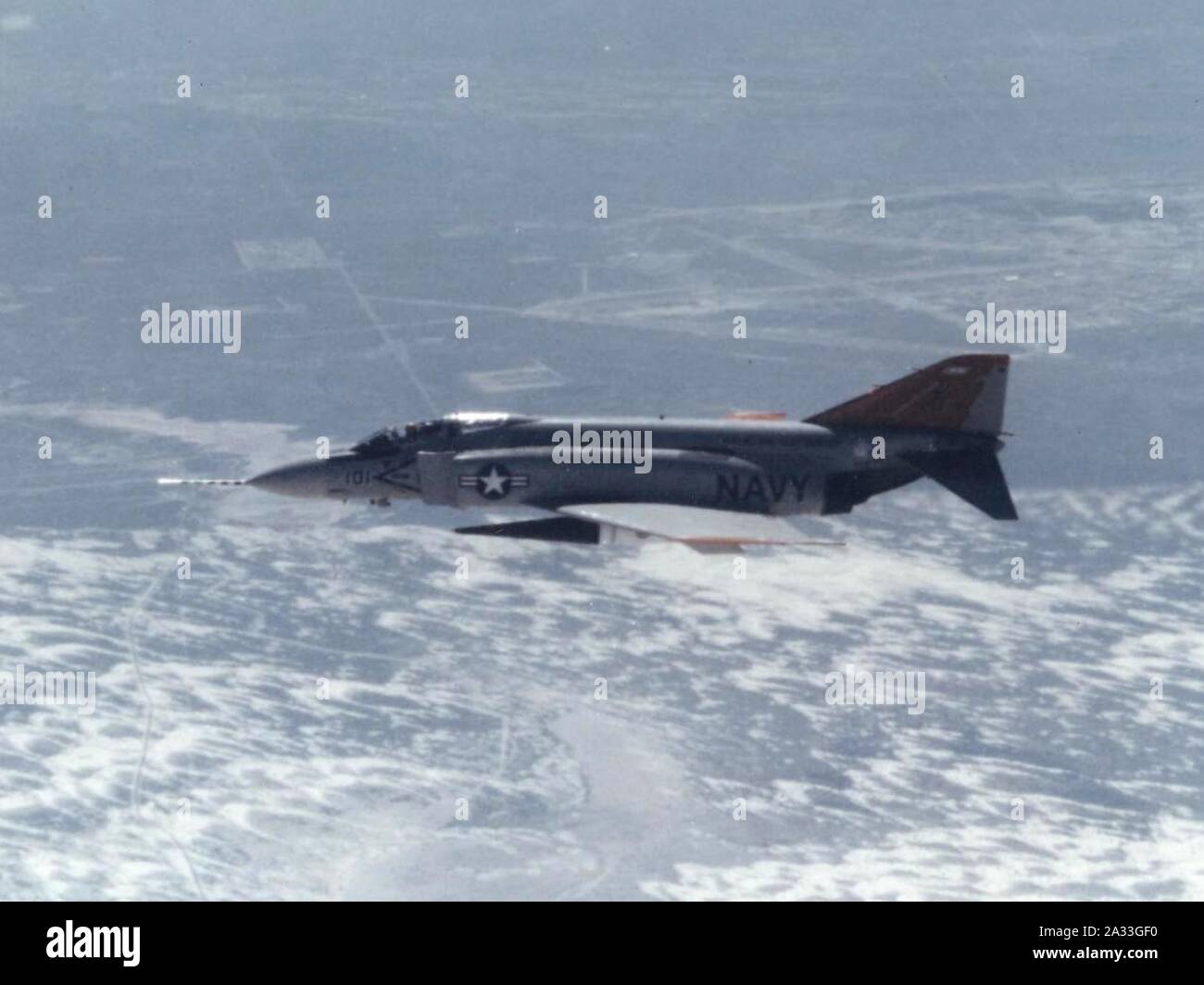 F-4J wilth Flagge Rakete im Flug in der Nähe von Holloman AFB 1986. Stockfoto