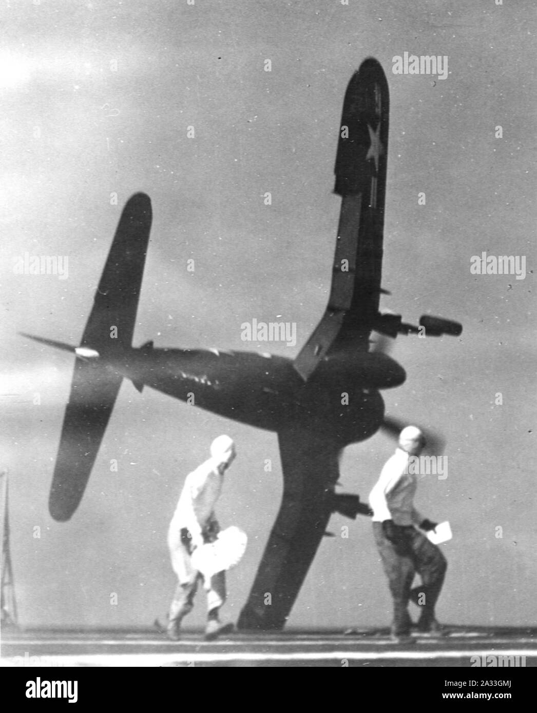 F4U-4 Corsair des VMF-322 stürzt in der Nähe von USS Sizilien (CVE-118) am 14. Oktober 1949 (NNAM.. 1996.253 7157.063). Stockfoto