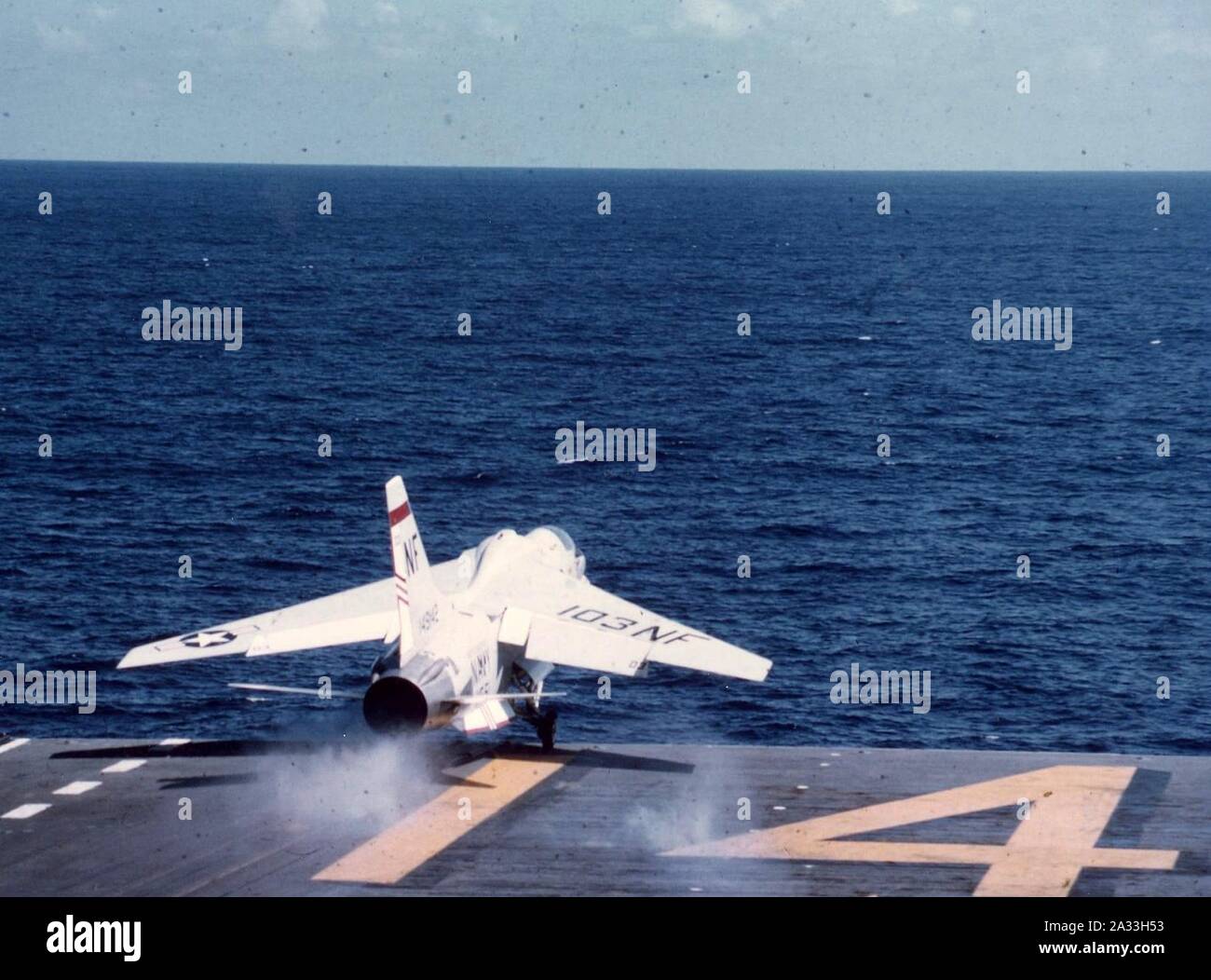 F-8E Crusader der VF-51 ist von der USS Ticonderoga (CVA-14) im Juli 1965 gestartet. Stockfoto