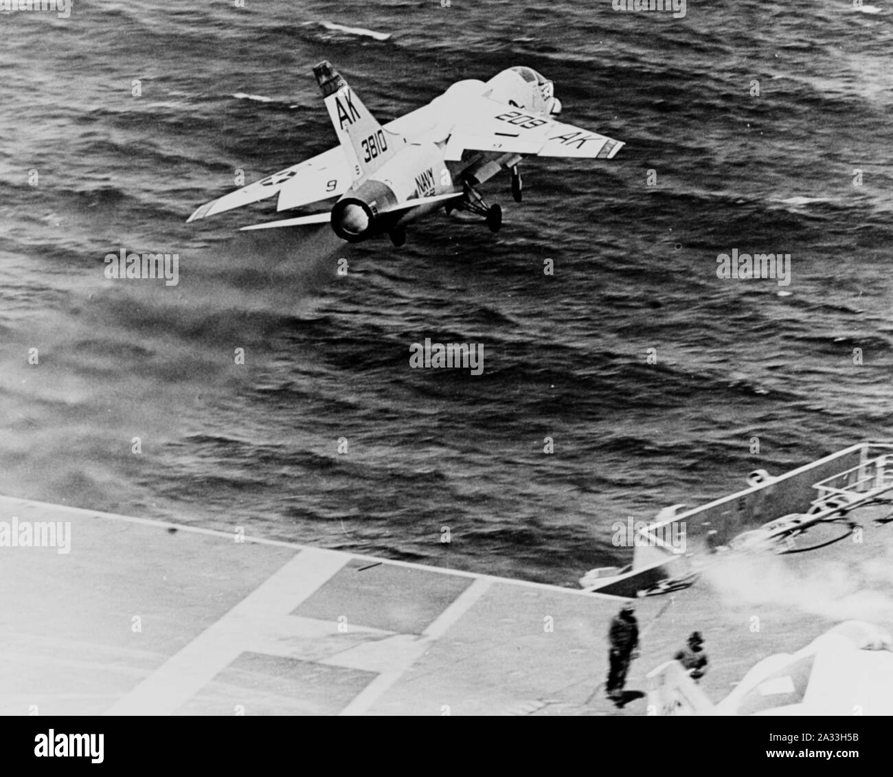 F-8 im April 1962 eine VF-62 von der USS Enterprise (CVAN-65) gestartet wird. Stockfoto