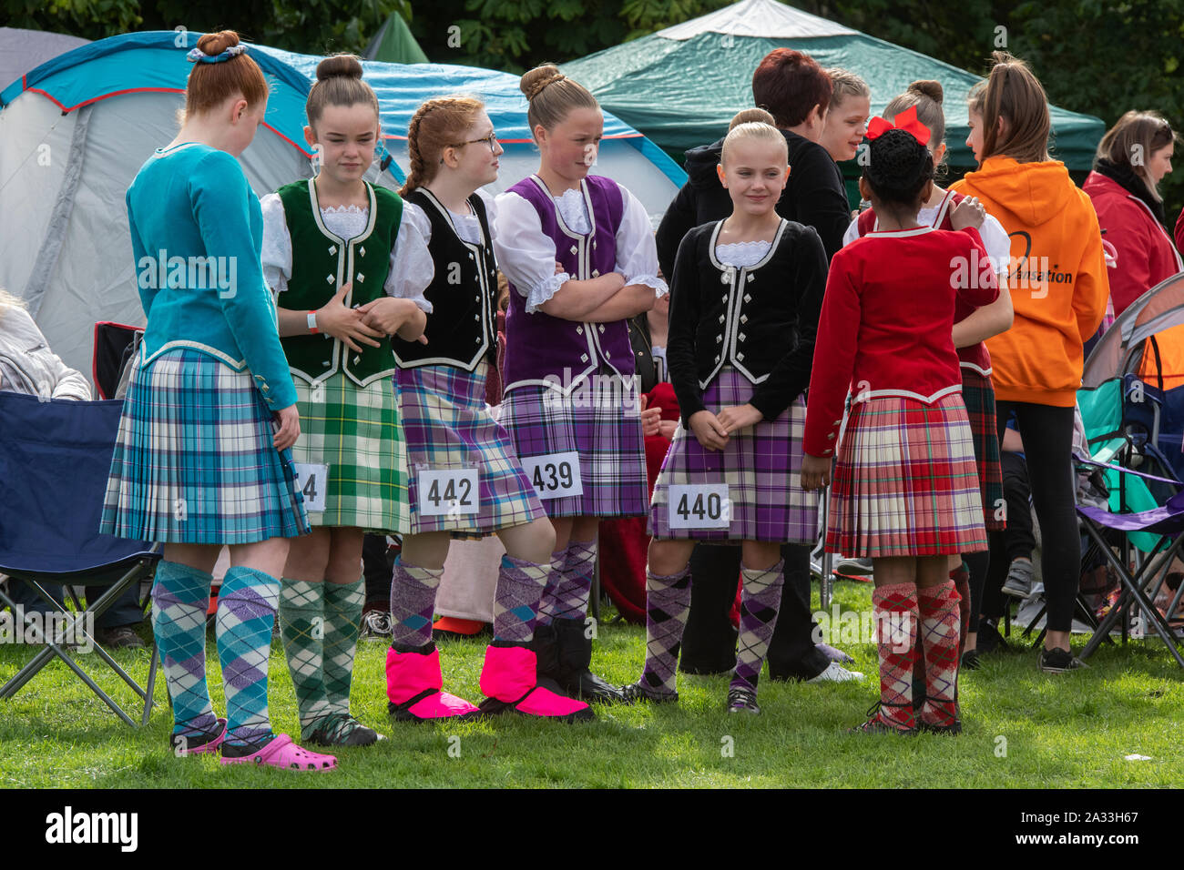 Junge schottische Mädchen warten an der Highland Games in Peebles zu tanzen. Peebles, Scottish Borders, Schottland Stockfoto
