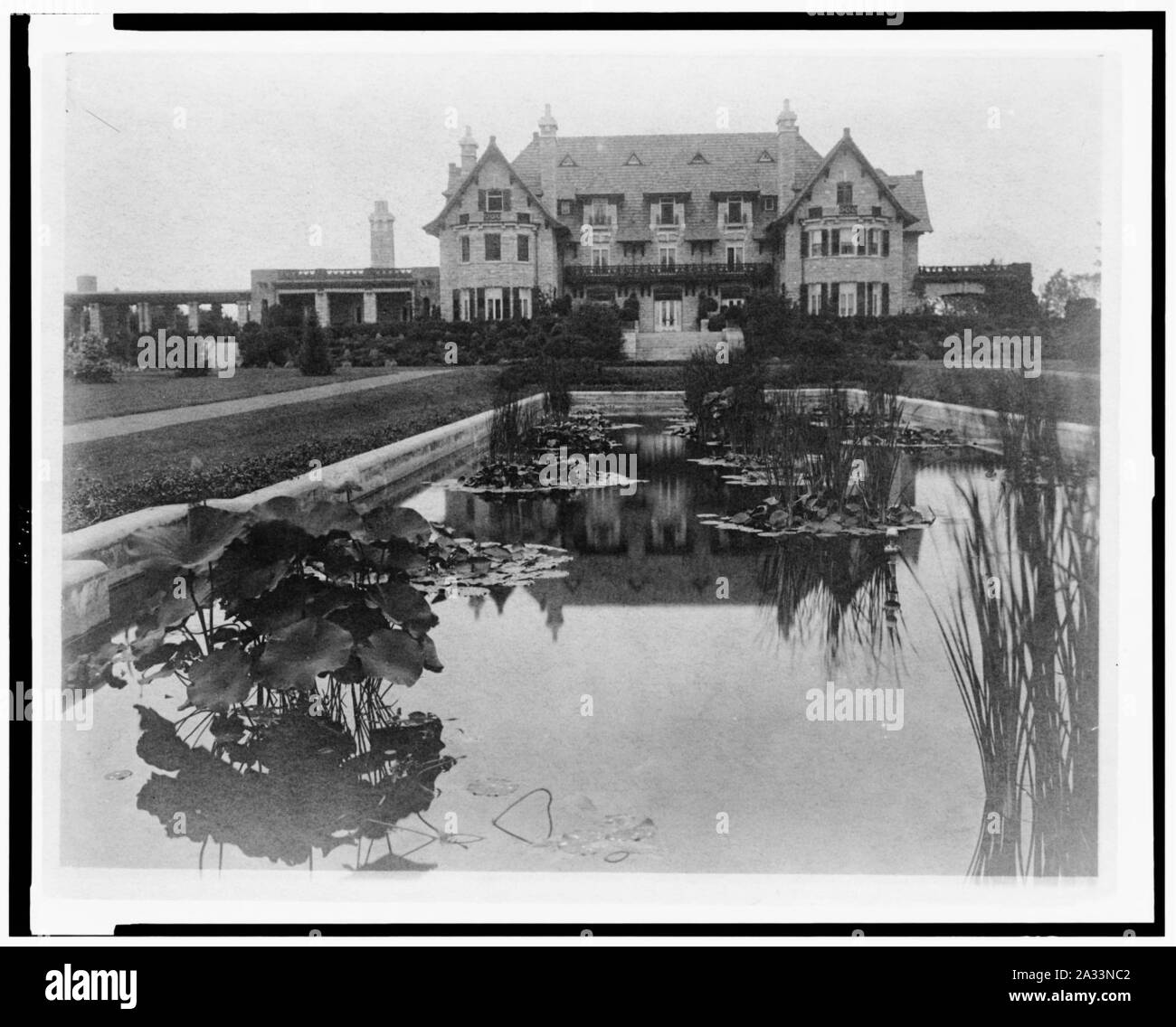 Fassade des Hauses von Edmund Cogswell Converse, mit Teich im Vordergrund, Greenwich, Connecticut Stockfoto