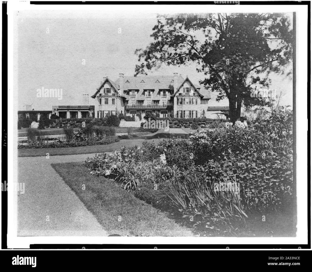 Fassade des Hauses von Edmund Cogswell Converse, mit Blumen im Vordergrund, Greenwich, Connecticut Stockfoto
