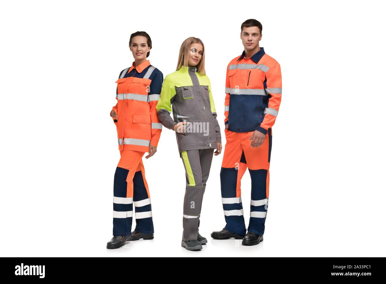 Junge Männer und Frauen in Arbeitskleidung Stockfoto