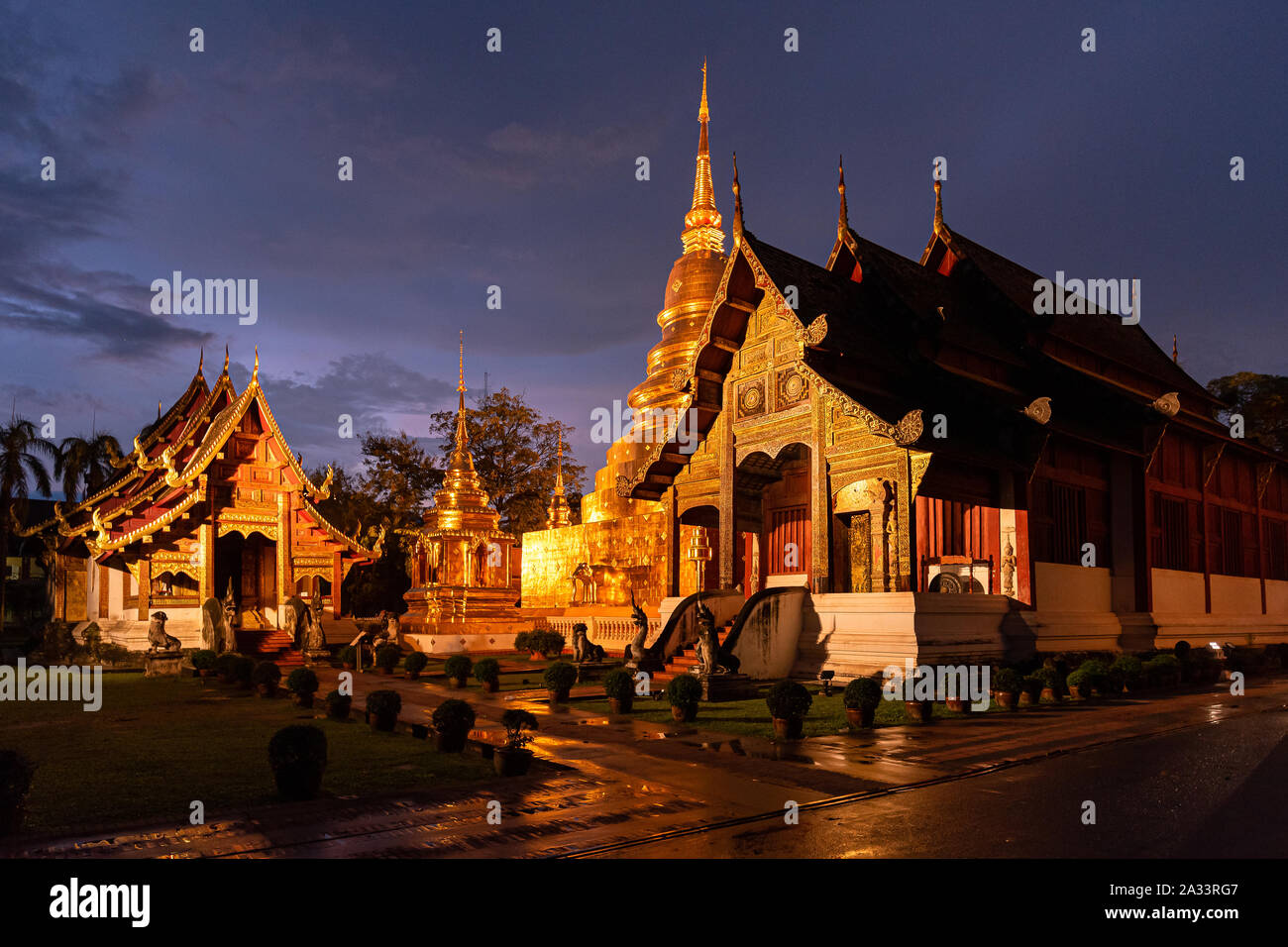 Phra Singha Tempel Goldene Pagode Beleuchtung nach Regen in der Abenddämmerung. Stockfoto