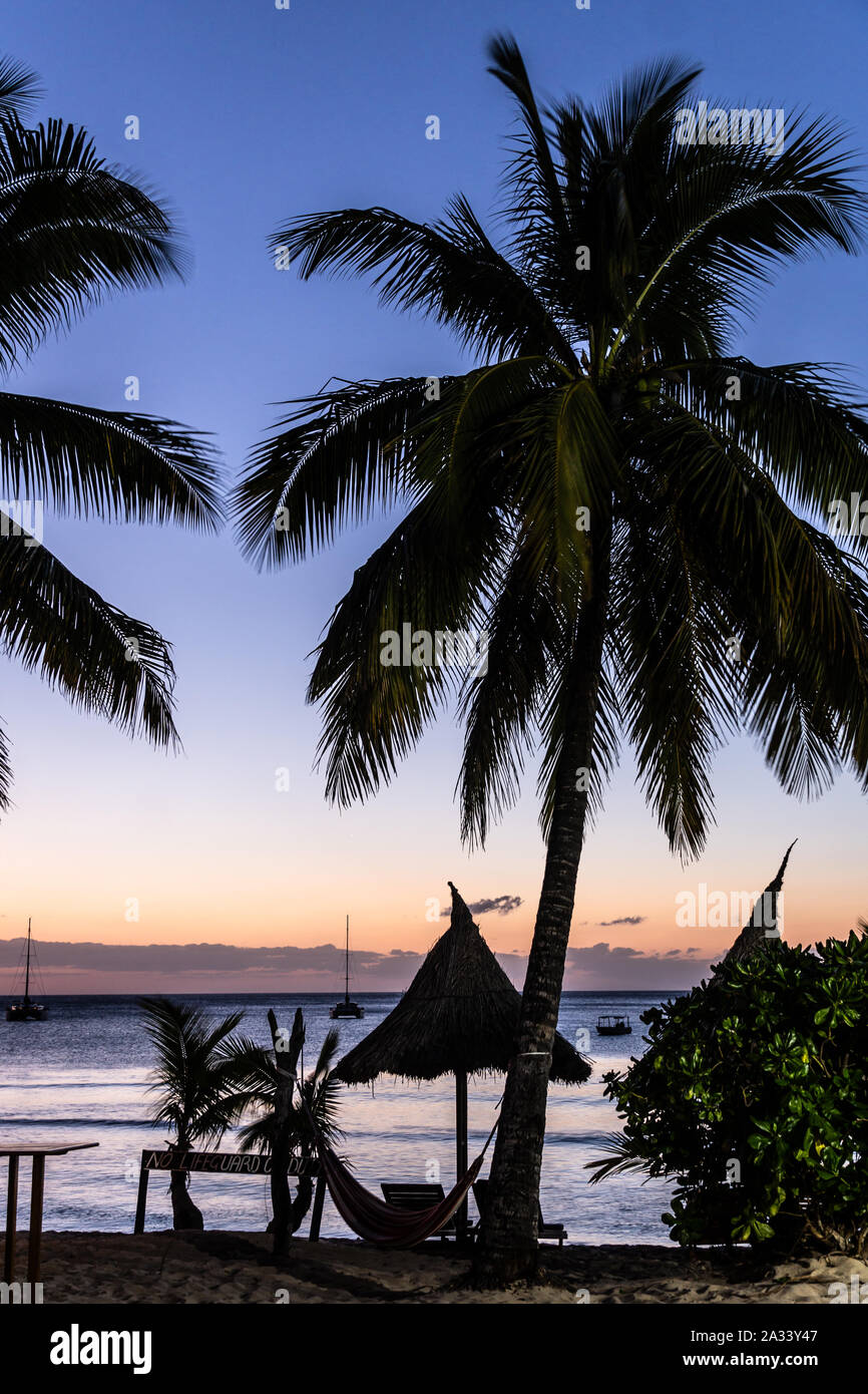 Über eine Strandbar in der Waya Island, Teil der Yasawa Gruppe, auf den Fidschi-Inseln im Südpazifik Twilight Stockfoto