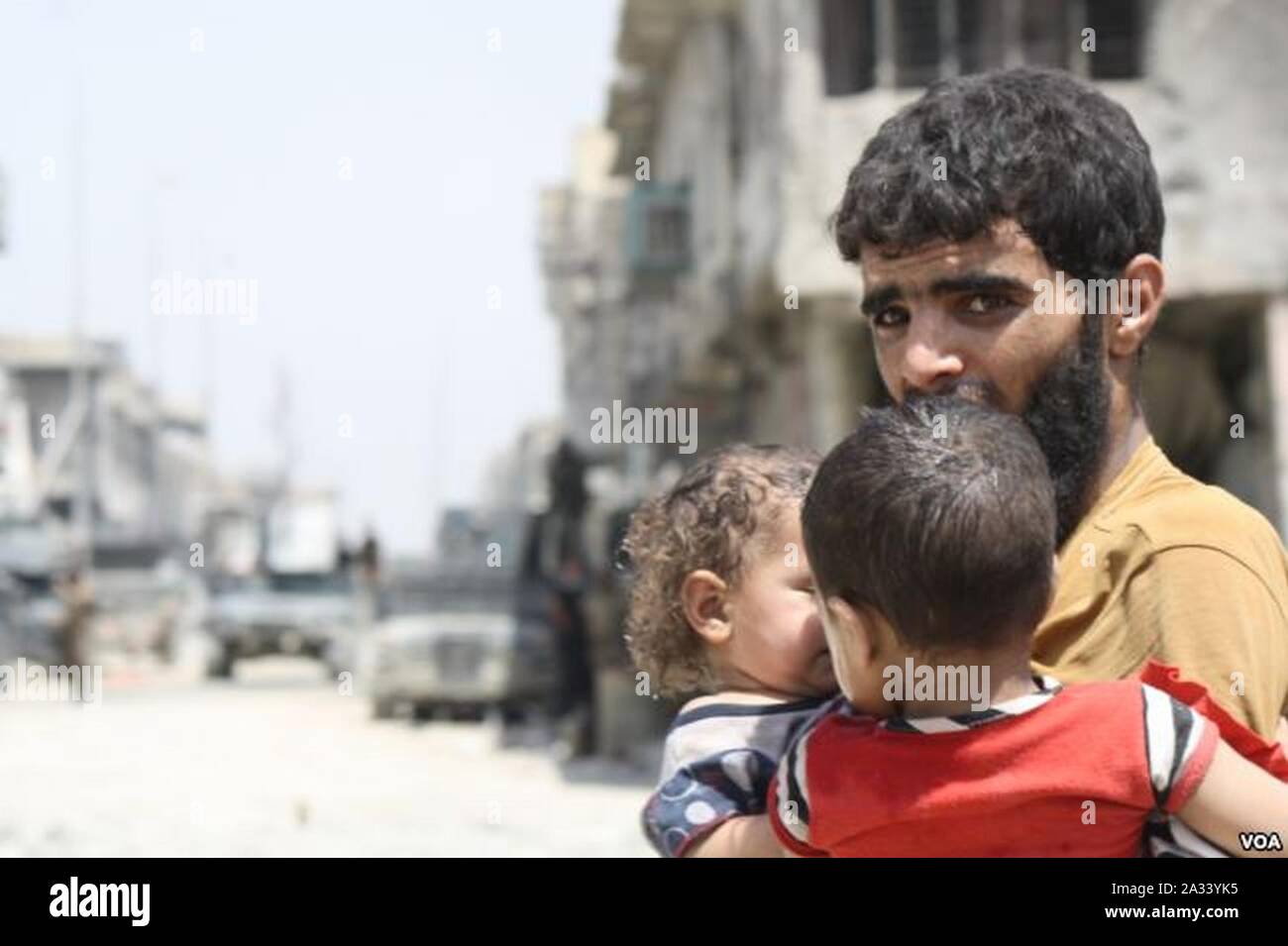 Familien weiterhin die alte Stadt Mosul fliehen als Soldaten für das letzte Bit des Hoheitsgebiets, in Mossul Schlacht. Stockfoto