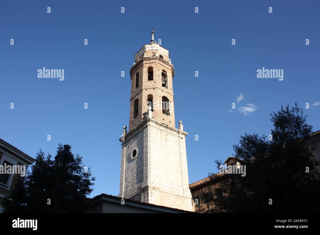 Valladolid, Spanien - Iglesia de Salvador mit dem Storchennest auf dem Turm Stockfoto